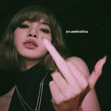 Lisa está usando una collar de 920mil dólares y se convierte en la primera  idol en usar una prenda así de cara.