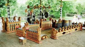 Alat musik gamelan sebenarnya terdiri dari beberapa alat musik yang dimainkan secara bersamaan sehingga menghasilkan harmoni yang bagus dan merdu. Gamelan Bali Gamelan Music Instruments