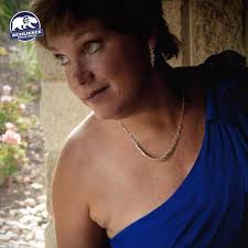 What cafes or restaurants in Waukesha serve dinner and have board games?