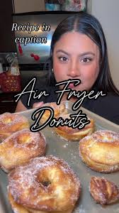 Air Fryer Donuts 🍩 Ingredientes: •Pillsbury Biscuits Grand Flaky Layers  •Mantequilla derritida •Canela y Azucar -Abre tu paquete de biscuits y  separalos hazle un ollo en medio (yo no tengo so yo solo ...