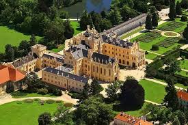 Jižní morava je malebný region v jihovýchodní části české republiky, který je specifický především pohostinností zdejších obyvatel, stále živým folklorem a lidovými tradicemi. Zamek Lednice Jizni Morava Chateau Lednice South Moravia Mahren Bohmen Burg