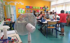 Quelque 290 classes sont en outre fermées (sur 528 400), soit 0,05 % du total. Canicule Des Centaines D Ecoles Fermees Jeudi Et Vendredi Le Parisien