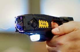 Prinzipiell eignet sich ein taser zur selbstverteidigung, da er einen angreifer sehr schnell kampfunfähig machen kann. Taser Forscher An Der Universitat Ulm Polizei Im Land Will Nicht Mehr Elektroschocker Baden Wurttemberg Stuttgarter Zeitung