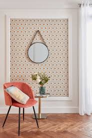 La Modernite D Un Miroir Rond A Laniere Un Papier Peint Imprime Graphique Des Coussins Aux Couleurs Pep S Mixes Au C Deco Salon Papier Peint Inspiration Deco