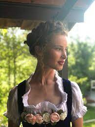 Samtherz Show Golfclub Riedhof Traumhafte Madchen In Samtherz Dirndl Mit Dem Aufregenden Styling Von Lippert S Friseure Dirndl Dirndl Frisuren Dirndl Trachten