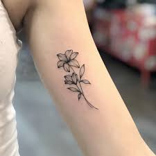 Tatouages lys symbolisent extraordinaire parmi les différentes fleurs. Tatouage Fleur De Lys On Vous Dit Tout De Ses Significations