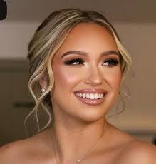 ISO someone that can come to my house and do a natural makeup look