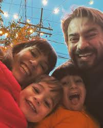 Todos felizes da vida pra tirar as fotos! E vejam em todas as fotos a  dificuldade de fazer 4 sorrindo! Tarefa hercúlea! Mas objetivo alcançado.  #diadospais #paisPaqueta #presenteperfeito #souumbaitafotógrafo