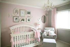 Elle a envahi tout le domaine du mobilier, du linge de maison au textile en passant par les murs en apportant une. Murs En Rose Pale Et Gris Clair Dans La Chambre Bebe Deco Chambre Bebe Chambre Bebe Idee Deco Chambre Bebe Fille