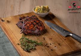 Marinierte Schweinekoteletts Am Grillplatz Bbq Grillrezepte Rezept In 2020 Schweinekotelett Rezepte Kotelett Zubereiten