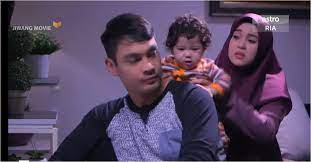 Raisya yang enggan menyambung pelajaran, nekad melarikan diri dari rumah anak yatim yang dihuni dan mula bekerja sebagai pengasuh bayi di rumah keluarga farish. Info Hiburan Sayang Papa Saya Tak Episod 10