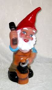 Jeder Ist Seines Gluckes Schmied Sagen Auch Die Gartenzwerge Also Nimmt Der Gartenzwerg Sein Gluck In Die Eigene Hand Gartenzwerg Garten Besondere Geschenke