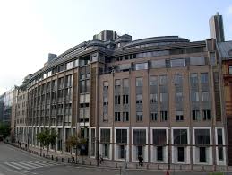 Juli 2011 ble gjennomført av anders behring breivik mot statsforvaltningen, tilfeldige sivile i oslo samt en sommerleir arrangert av arbeidernes ungdomsfylking (auf) på utøya i buskerud. Datei Regjeringskvartalet Akersgata 59 Jpg Wikipedia