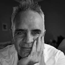 Golfing with a prosthetic leg, right-handed player