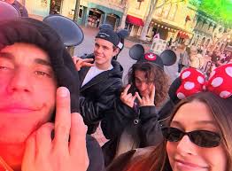 Justin Bieber via Instagram a Disneyland Los Angeles con Hailey, The Kid  Laroi e Ed Benjamin!💕 #justinbieber #haileybieber