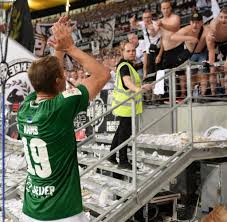 Eintracht frankfurt, deine fans sind wir. Europa League Fans Von Eintracht Frankfurt Feiern Tallinns Spieler Welt