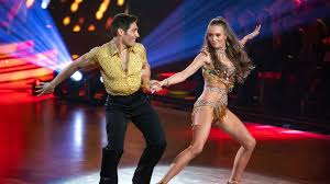 Im musikvideo vorbei vorbei der sängerin überzeugen sie zunächst . Laura Besorgt Bei Let S Dance Purzeln Ordentlich Pfunde Promiflash De