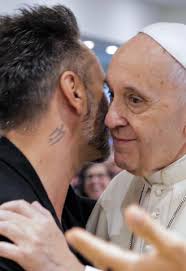 Ci sono incontri che ti segnano. Quello con il Santo Padre è stato uno di  quelli. A Frosinone, con @nuovi.orizzonti, ho avuto l’onore addirittura di  cantare una mia canzone in Sua presenza. Dopo ...