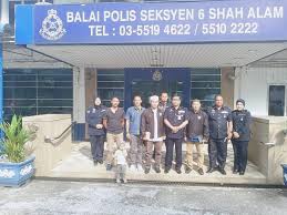Semalam, polis di shah alam membuka kertas siasatan susulan tindakan individu membuat pemalsuan tandatangan pada borang rentas negeri kononnya milik penolong ketua balai polis seksyen 6 di sini, selepas gambar borang itu tular di media sosial. 7 Jan 2020 Jalinan Dua Masjid Baru Seksyen 7 Shah Alam Facebook