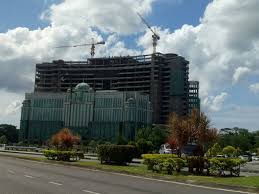 Bangunan masjid yang luas terdiri dari 2 lantai dan 1 lantai basement. Kucing Berjanggut New Building In Masja