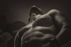 La seule différence avec une répartition de musculation ppl classique est le doublement de l'entraînement de poussée afin de travailler ses pectoraux deux fois. Developper Les Pectoraux Avec Un Rameur Sport Source