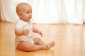 Wenn dein baby auf dem rücken liegt, du ihm die hände reichst und es sich selbst in die sitzposition hochzieht, dann sind die ersten eigenständigen sitzversuche nicht mehr weit entfernt. Baby Lernt Sitzen Wann Konnen Babys Sitzen