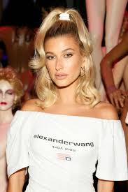 Hailey bieber unterstützt ihren mittellangen haircut mit leichten stufen. Hailey Bieber Mit Boho Pony Die Trendfrisur 2019 Vogue Germany