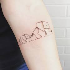 23 Lindos Tatuajes Para Demostrar El Amor Incondicional De Mama En 2020 Tatuajes De Elefantes Tatuaje Familia De Elefantes Tatuajes Minimalistas