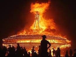 米人気フェスで男性が燃え盛る炎に飛び込み死亡、大勢の観客の目の前で - フロントロウ ｜ グローカルなメディア