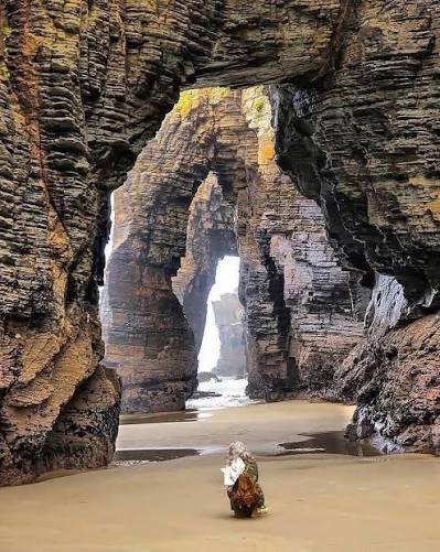 Hoy despertamos en la Playa de las Catedrales, un lugar cuyo nombre no es  casualidad: los arcos de piedra natural que se alzan sobre la arena  recuerdan a las bóvedas góticas de