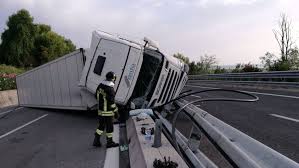 Maybe you would like to learn more about one of these? Tir Si Ribalta Sull A14 Autostrada Bloccata Tra San Benedetto Del Tronto E Val Vibrata Foto Abr24 News