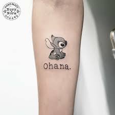 A painting of lilo and stitch. 1001 Ideen Und Inspirationen Fur Ein Ohana Tattoo