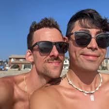 Derek Wendt's Instagram, Twitter & Facebook