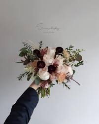 simplify floral design hk on instagram fresh bridal bouquet 新娘鮮花花球 2019 專心開展婚禮花藝的第一年 放了很多時間心機在婚禮花藝 好比心機製作每 bridal bouquet floral design flowers