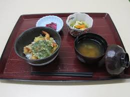 ≪海の日献立≫ スパゲッティシーフードソース 海藻スープ 日野産ブルーベリー 菓 子 えび、いか、めかじき、 チーズ、生クリーム、 ひじき、わかめ。牛乳 スパゲッティ、油、 バター、小麦粉、 砂糖 人参、玉ねぎ、 マッシュルーム、 ピーマン、トマト、 å¤ãƒãƒ†çŸ¥ã‚‰ãšã®ãŠçŒ®ç«‹ å…¬å¼ è€äººãƒ›ãƒ¼ãƒ ãªã‚‰ã‚»ãƒ³ãƒãƒ¥ãƒªãƒ¼ãƒ©ã‚¤ãƒ•