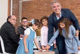 Como candidato presidencial, duque ha sido enfático en que eliminaría la dosis mínima. Ivan Duque El Presidente Mas Joven En La Historia Moderna De Colombi Alerta Tolima