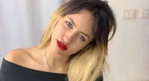 مودة الأدهم صورت نفسها بملابس فاضحة لجذب الانتباه لها ورقصت في أماكن عامة.بمعاقبة المتهمتين مودة الادهم وحنين حسام، بالحبس لمدة سنتين وتغريم كل منهما. Ù…ÙˆØ¯Ø© Ø§Ù„Ø£Ø¯Ù‡Ù… Ø¹Ø§Ù… Ù…Ù† Ø§Ù„Ø³Ø¬Ù† Ø¨Ø³Ø¨Ø¨ Ø§Ù„ÙÙŠØ¯ÙŠÙˆÙ‡Ø§Øª Ø§Ù„Ù…Ø®Ù„Ø© ÙˆØ£Ù…ÙˆØ§Ù„ Ø¥Ø³Ø±Ø§Ø¦ÙŠÙ„ Ø­ÙˆØ§Ø¯Ø« Ø§Ù„ÙˆØ·Ù†