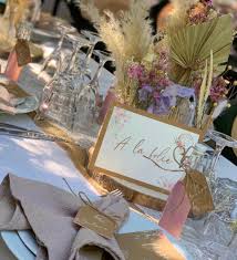 Décoration de table pour mariage, marque place original, pétales de roses pas cher, étiquette à dragée, centre de table, rond de serviette, fleurs décoratives. Nom De Table Chevalet Feeline Papeterie Creation