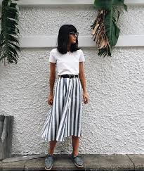 Black And White Vertical Striped Skirt Outfit Hipste Outfit Summer Idea Basic White Tee With Long Midi Skirt Blue And White Patterns Fashion Minimalist Outfit Striped Midi Skirt