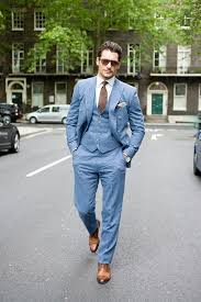 David Gandy Tragt Hellblaues Zweireiher Sakko Hellblaue Weste Weisses Businesshemd Hellblaue Anzughose In 2020 Blauer Anzug Anzug Hellblauer Anzug