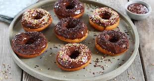 Recette Donuts Express Sans Petrissage En Video Recette Recette Donuts Chocolat Maison Glacage De Beignets