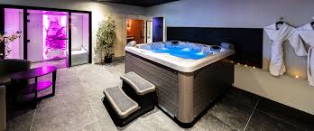 The deluxe jacuzzi room is a classy modern hot tub ready for your characters' day of bathing and showering, or day to celebrate with a partner (with champagne) accompanied by a soak in the hot tub. Hotel Avec Spa Bretagne Luxe Hotel Eng