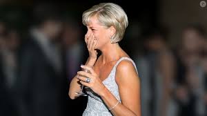Schutz se inspira em Lady Di para criar as sandálias de festa confortáveis; sucesso nos anos 90 com estilo slingback e salto baixo