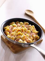 Epluchez Et Hachez L Oignon Faites Le Revenir Dans Une Grande Poele Avec L Huile D Olive L Ail Et Le Recette Plat Facile Recette Gnocchi Recettes De Cuisine
