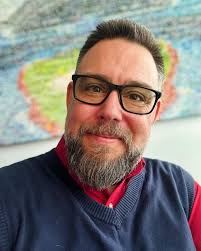 The glasses are back! It's been close to a decade, but it's time to return  to being able to read a menu. The good news: frame shopping! Now I'm eyeing  the fedora