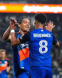 Brenner diz que Evander 'está doido' para voltar para o Vasco