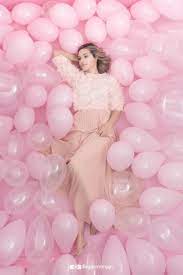 Here's some creative and totally doable photo ideas for you to try at home: Bday Photoshoot Balloons 21st Birthday Photoshoot Birthday Photoshoot Balloons Photography