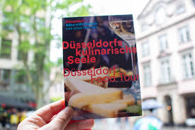 La famille stoppe sa conversation et regarde fixement le garçon, qui pointe son téléphone vers elle avant de continuer sa route comme si de rien n'était, absorbé par le monde virtuel de pokémon go. A La Decouverte De L Ame Culinaire De Dusseldorf Brasseries Et Marches