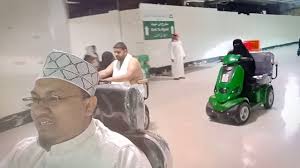 Menungang Scooter Di Masjidil Haram Mekkah Mecca Sambil Menerangkan Hu Antara Keistimewaan Pakej Umrah Selesa Kami Para Pese Global Travel Toy Car Tours