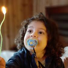 Rayos!....y llegué a los 50...recuerdo que de niño pensaba que algún día  llegaría este día..trataba de imaginar como viviría, a que me dedicaría, si  tendría una familia.. pensamientos de niño...hoy, agradezco tanto